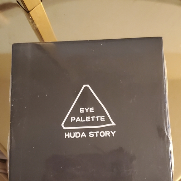 HUDA STORY Nine Color Smiked Eyeshadow Palette - Picture 6 of 6
